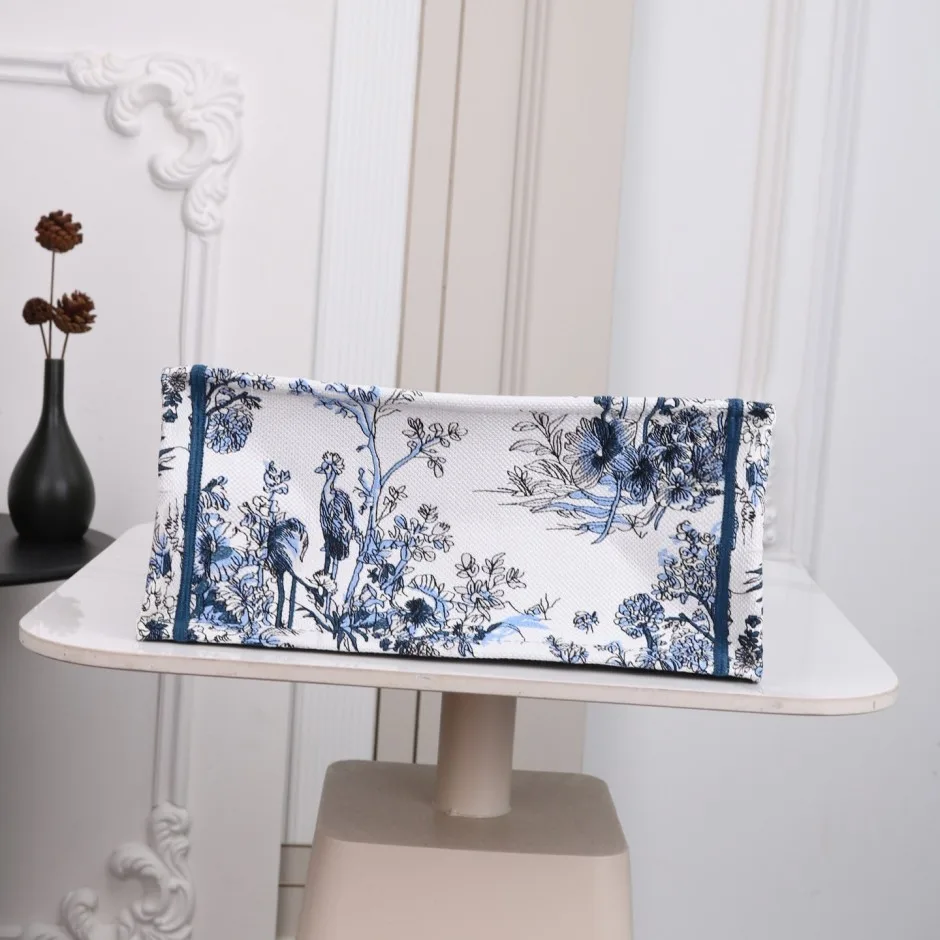 1788583735427736.webp 上品 カジュアル 刺繍入り Dior Book Tote ストラップ付きバッグ ミディアム クリスチャン・ディオール コピー