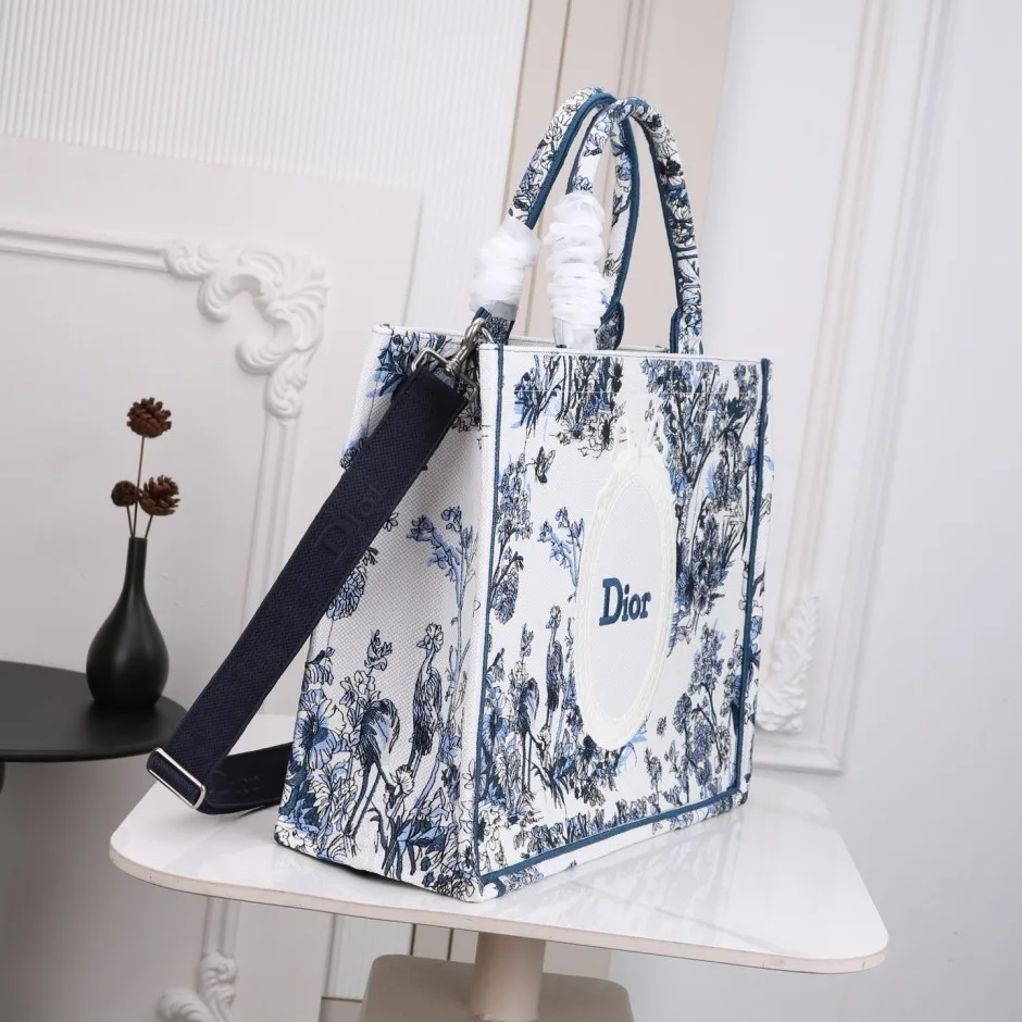 1788584108330399.webp 上品 カジュアル 刺繍入り Dior Book Tote ストラップ付きバッグ ラージ クリスチャン・ディオール コピー