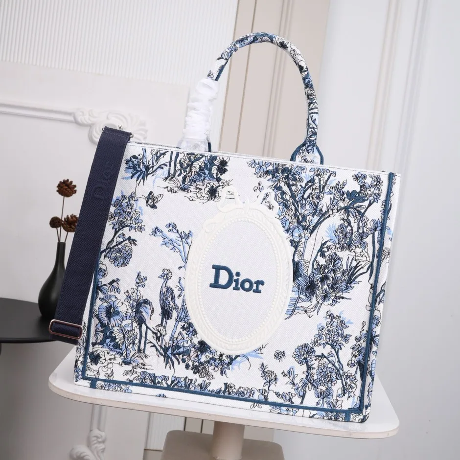 1788584108877371.webp 上品 カジュアル 刺繍入り Dior Book Tote ストラップ付きバッグ ラージ クリスチャン・ディオール コピー