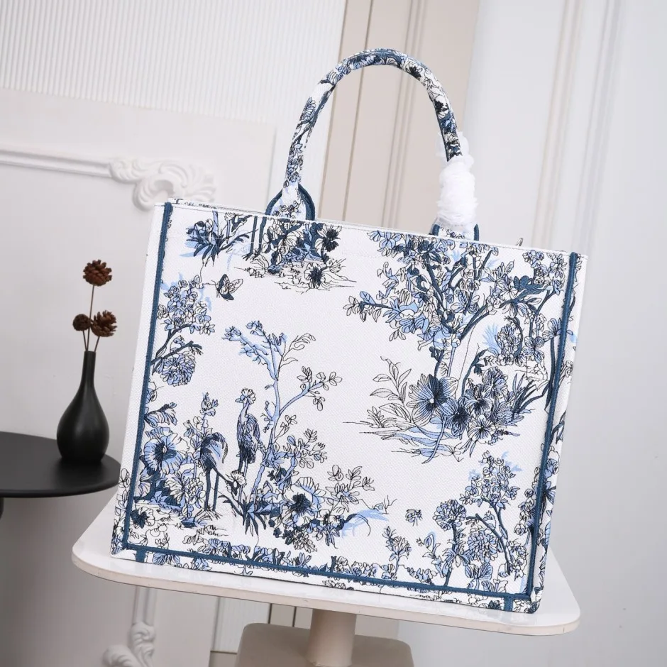 1788584109393089.webp 上品 カジュアル 刺繍入り Dior Book Tote ストラップ付きバッグ ラージ クリスチャン・ディオール コピー