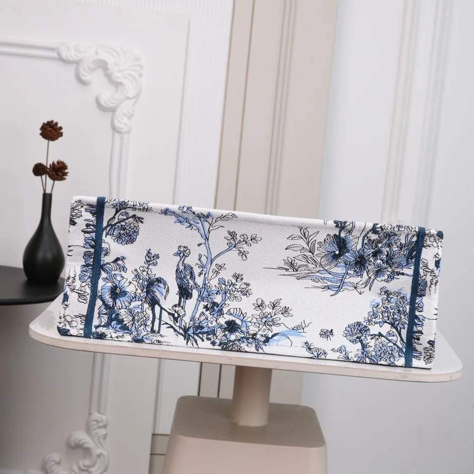 1788584115831563.webp 上品 カジュアル 刺繍入り Dior Book Tote ストラップ付きバッグ ラージ クリスチャン・ディオール コピー
