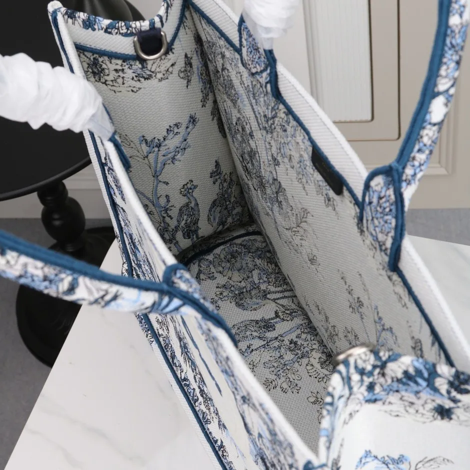 1788584117227449.webp 上品 カジュアル 刺繍入り Dior Book Tote ストラップ付きバッグ ラージ クリスチャン・ディオール コピー
