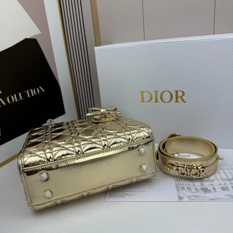 1788586640339951.webp クリスチャン・ディオール コピー Lady Dior ストラップ付き バッグ スモール ゴールド