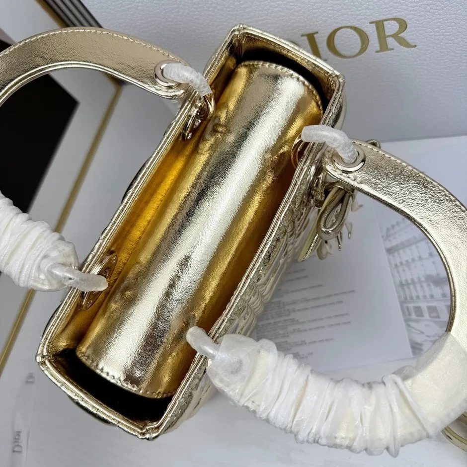 1788586647110347.webp クリスチャン・ディオール コピー Lady Dior ストラップ付き バッグ スモール ゴールド