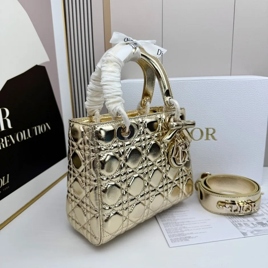 1788586651797814.webp クリスチャン・ディオール コピー Lady Dior ストラップ付き バッグ スモール ゴールド