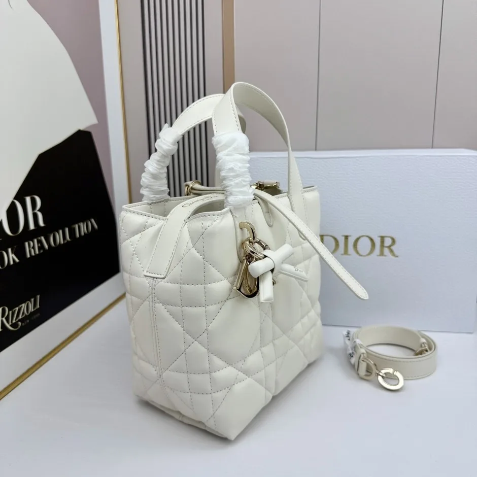 1788589655139503.webp クリスチャン・ディオール コピー 定番 人気 Dior Toujours スモール ハンドバッグ ホワイト