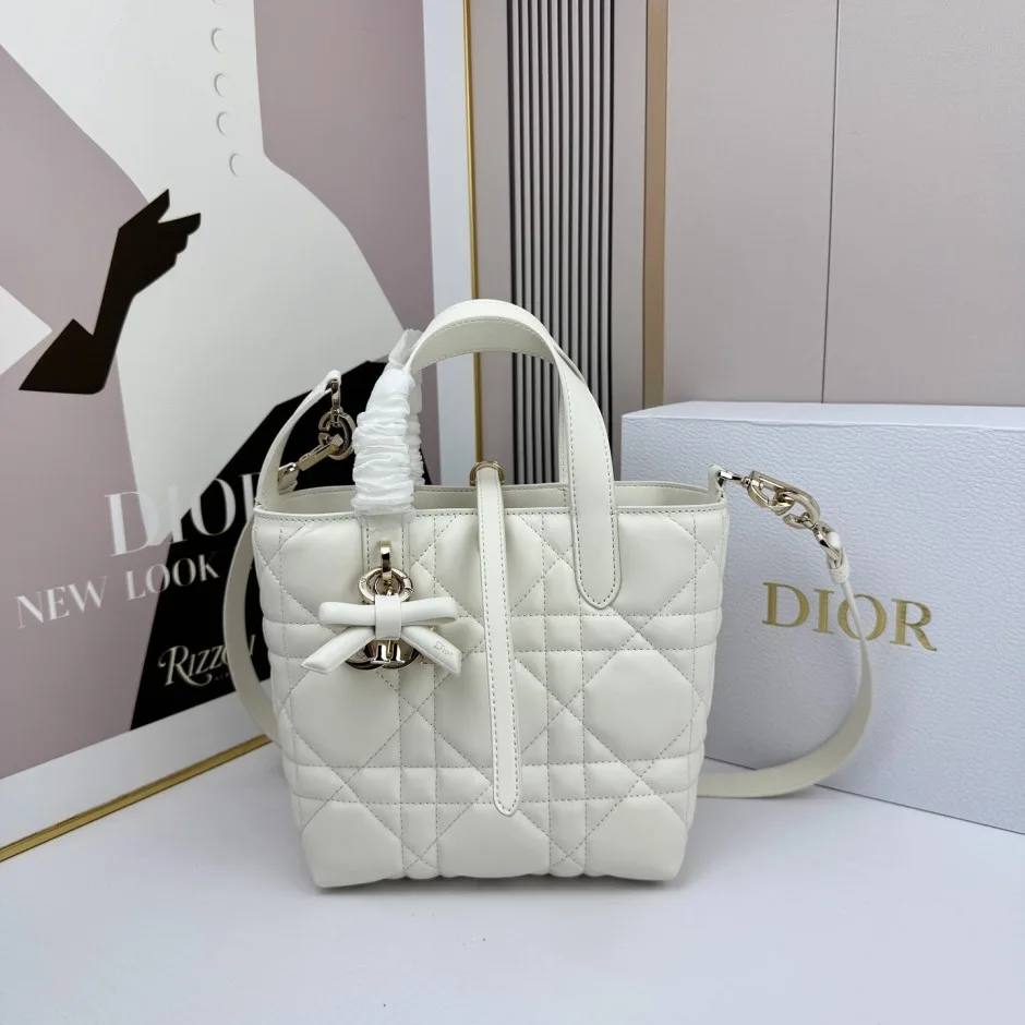 1788589655628007.webp クリスチャン・ディオール コピー 定番 人気 Dior Toujours スモール ハンドバッグ ホワイト