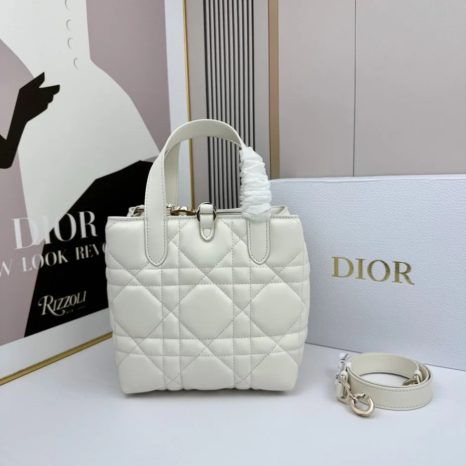 1788589655881660.webp クリスチャン・ディオール コピー 定番 人気 Dior Toujours スモール ハンドバッグ ホワイト