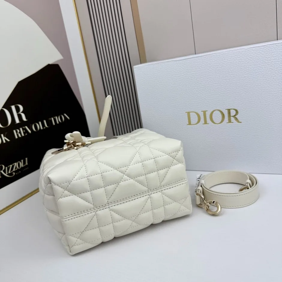 1788589659373302.webp クリスチャン・ディオール コピー 定番 人気 Dior Toujours スモール ハンドバッグ ホワイト