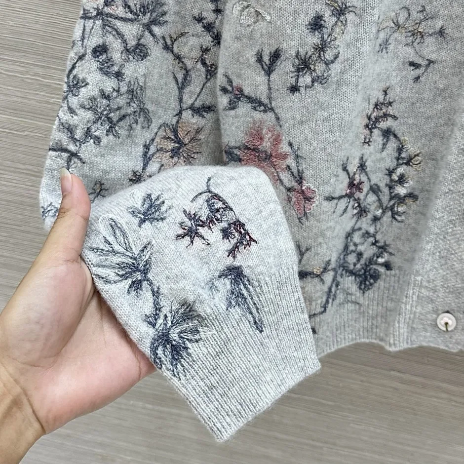 1788838232841006.webp ボタニカル刺繍 クルーネック カーディガン クリスチャン・ディオール ニット 偽物 グレー