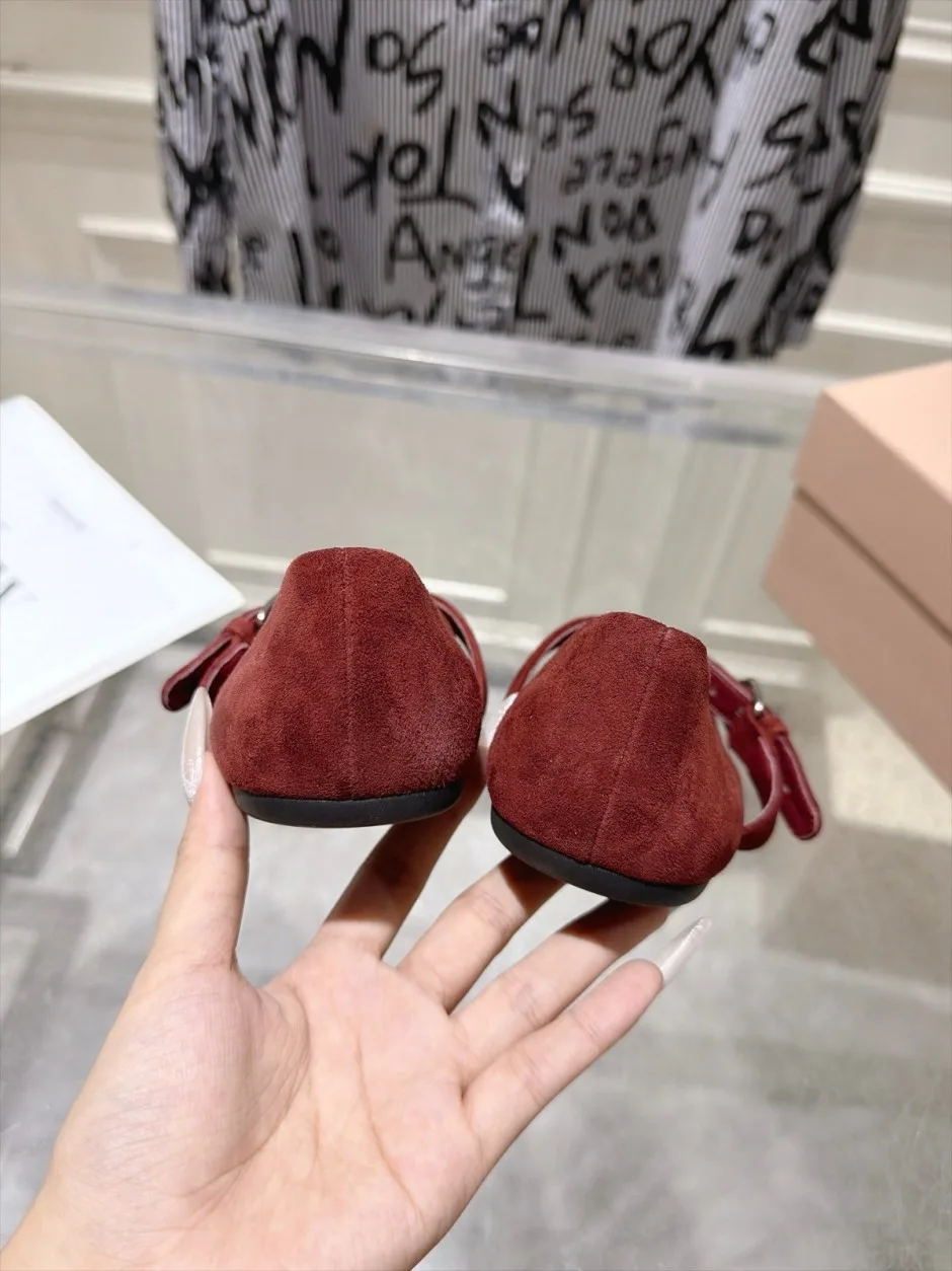 スエード バックル留め バレエシューズ ミュウミュウ シューズ 偽物 ボルドー