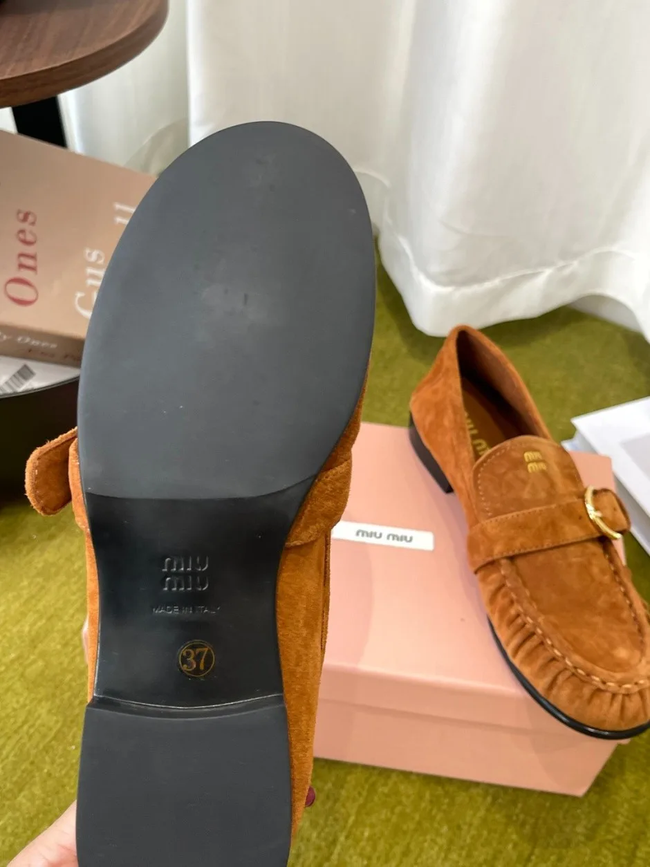 1789032746820704.webp カジュアル バックル付き スエードローファー ミュウミュウ モカシン 偽物 ブラウン