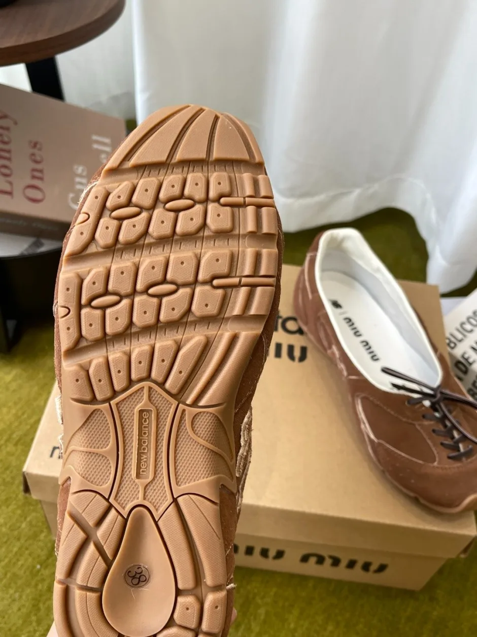 1789036959665245.webp MIUMIU × New Balance スエード シューズ ミュウミュウ スニーカー 偽物 ブラウン