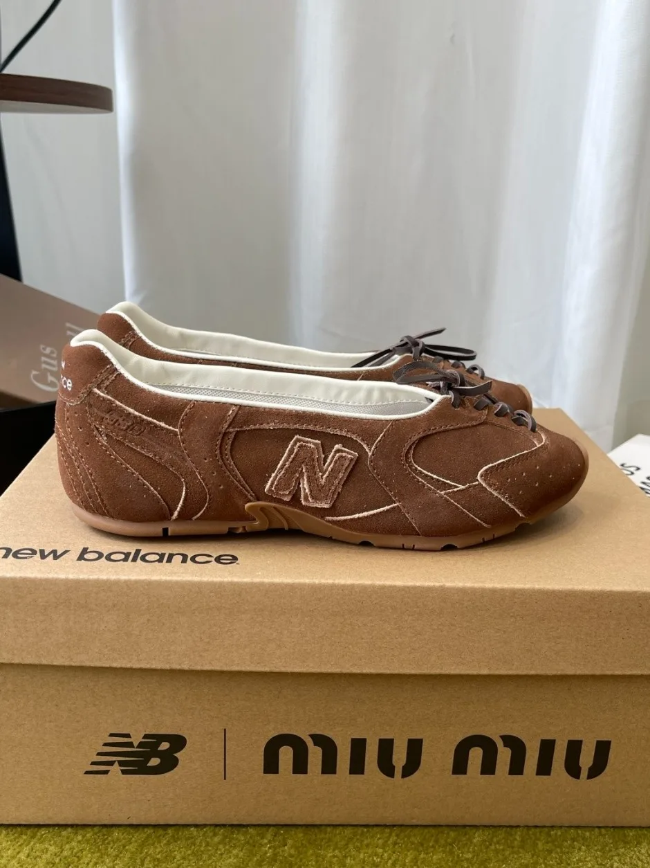 1789036959765938.webp MIUMIU × New Balance スエード シューズ ミュウミュウ スニーカー 偽物 ブラウン