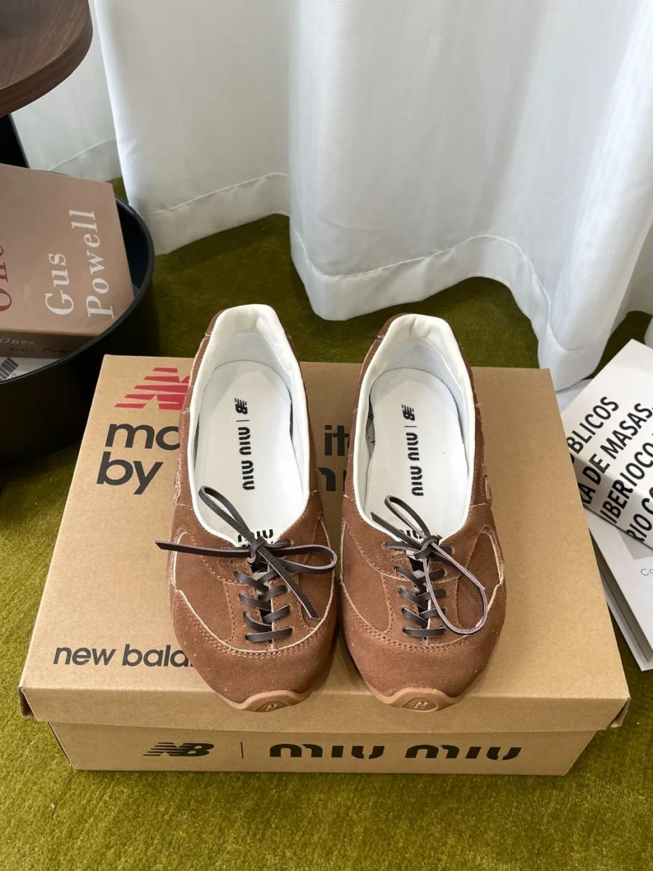 1789036959960008.webp MIUMIU × New Balance スエード シューズ ミュウミュウ スニーカー 偽物 ブラウン