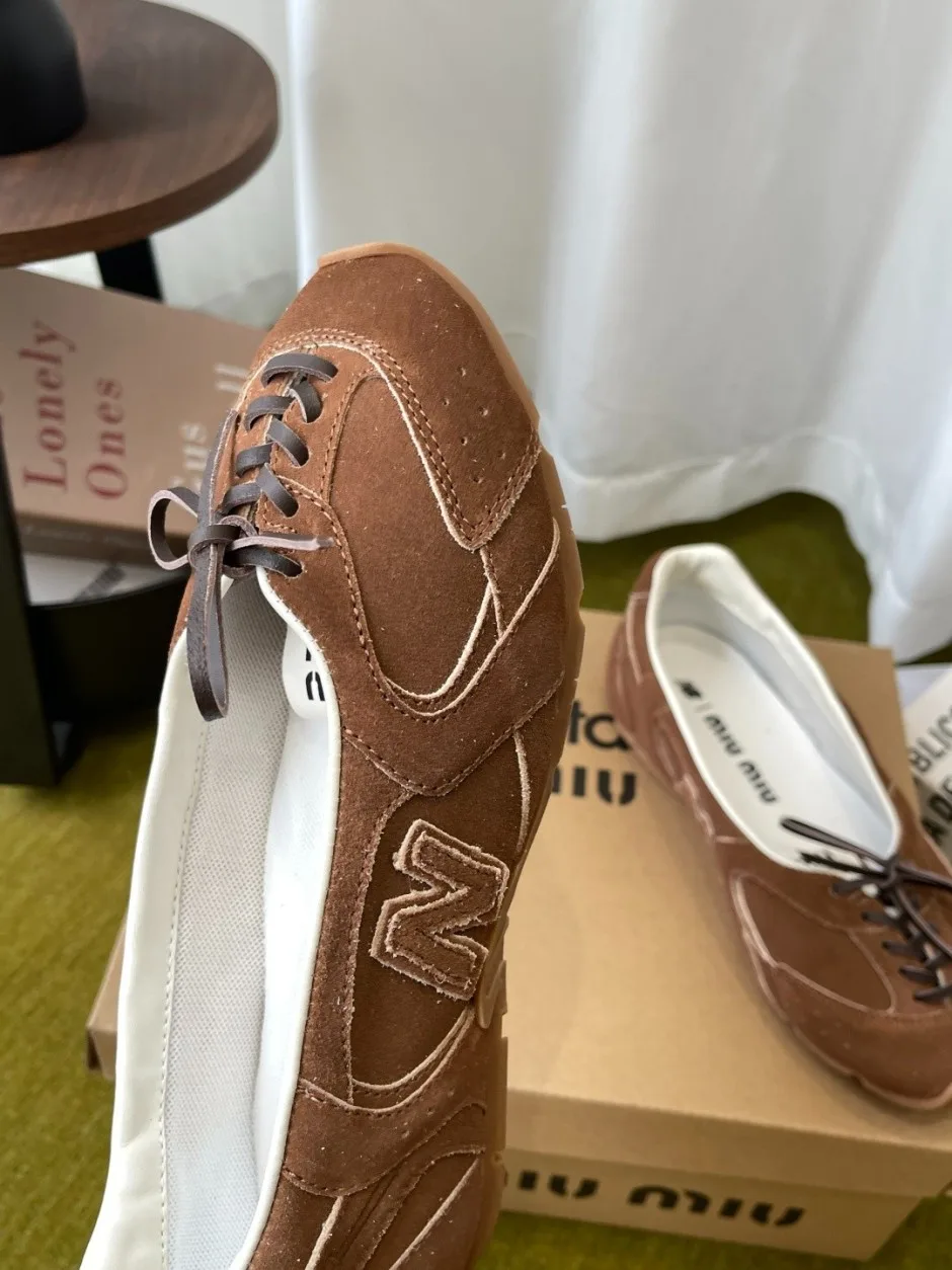 1789036962604487.webp MIUMIU × New Balance スエード シューズ ミュウミュウ スニーカー 偽物 ブラウン