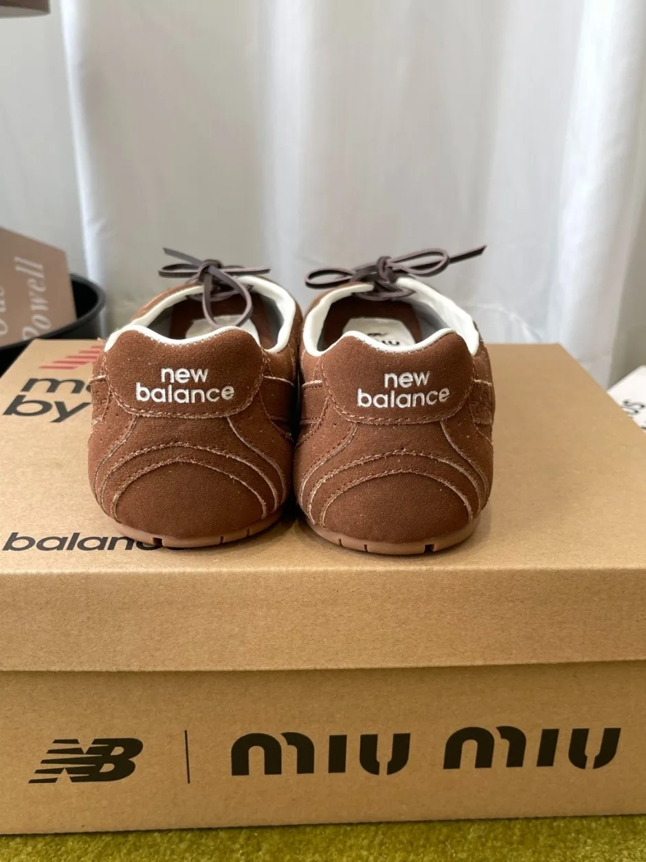 1789036963612026.webp MIUMIU × New Balance スエード シューズ ミュウミュウ スニーカー 偽物 ブラウン