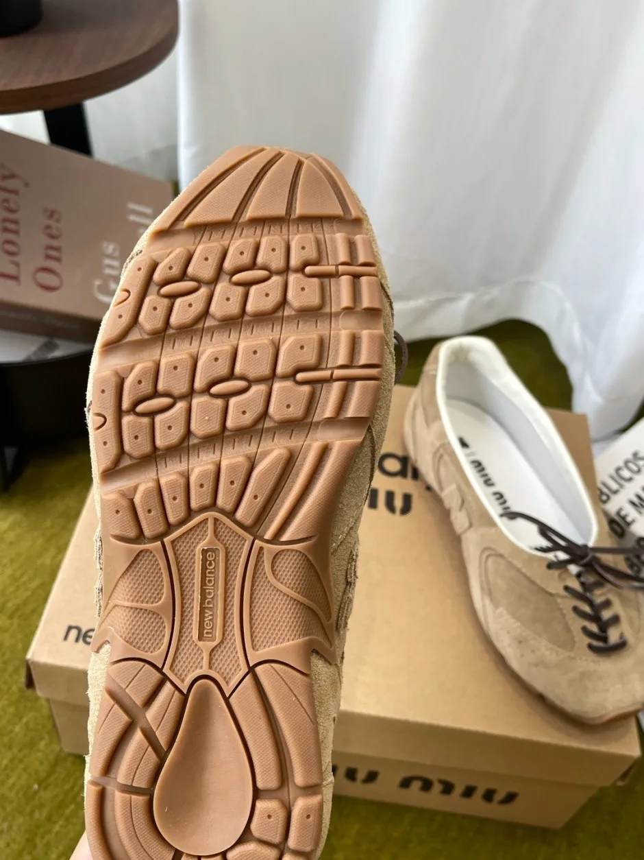 1789037073338623.webp MIUMIU × New Balance スエード シューズ ミュウミュウ スニーカー 偽物 ベージュ