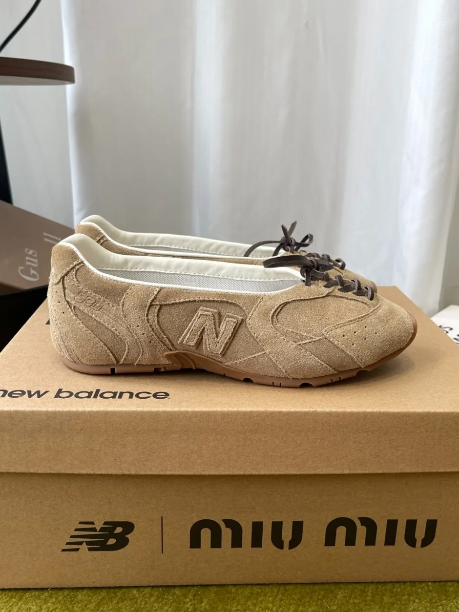 1789037073559366.webp MIUMIU × New Balance スエード シューズ ミュウミュウ スニーカー 偽物 ベージュ