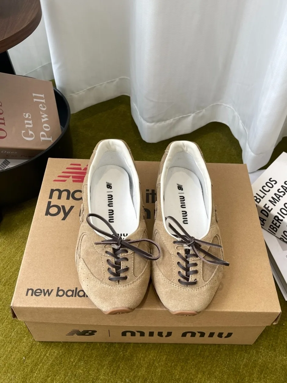 1789037073910904.webp MIUMIU × New Balance スエード シューズ ミュウミュウ スニーカー 偽物 ベージュ