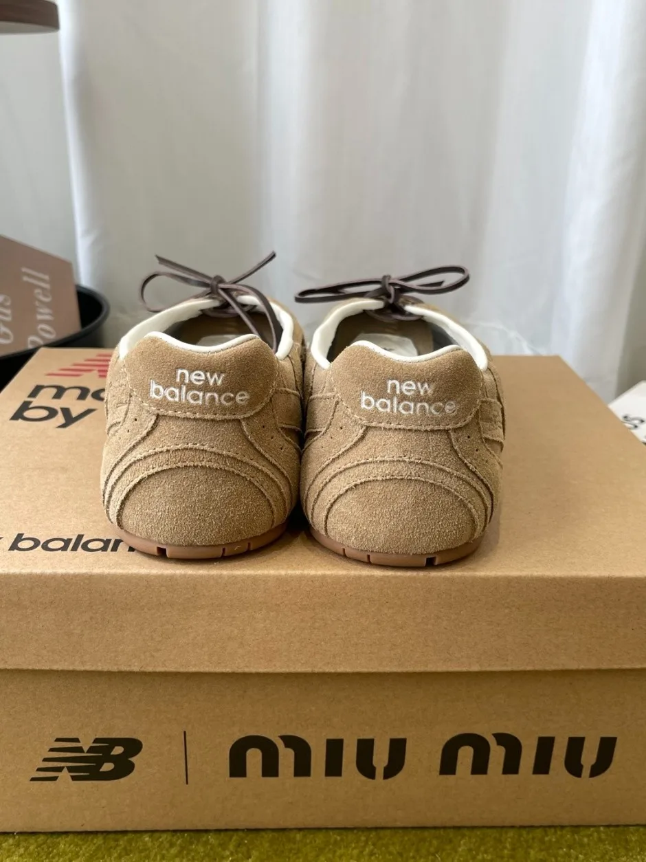 1789037077444570.webp MIUMIU × New Balance スエード シューズ ミュウミュウ スニーカー 偽物 ベージュ