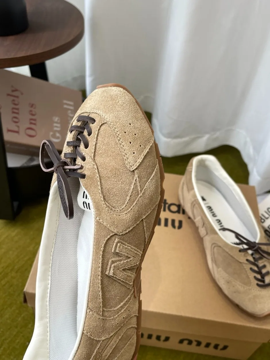 1789037078575245.webp MIUMIU × New Balance スエード シューズ ミュウミュウ スニーカー 偽物 ベージュ