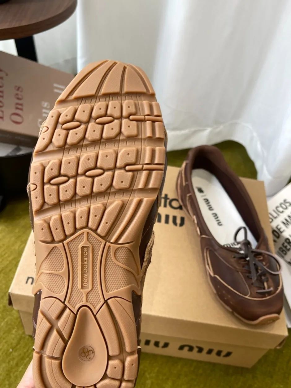 1789037480692672.webp ミュウミュウ スニーカー 偽物 MIUMIU × New Balance レザー シューズ ダークブラウン