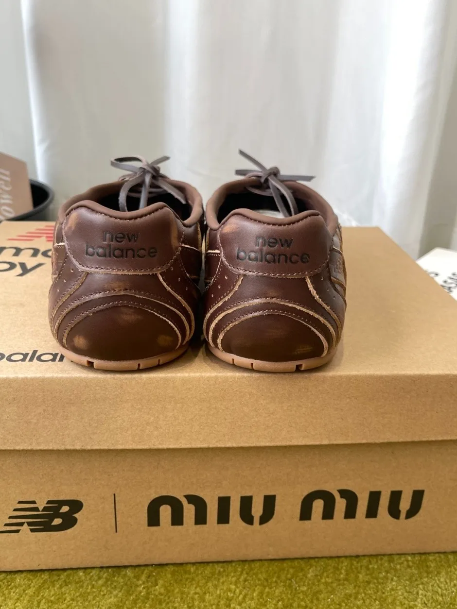 1789037482547611.webp ミュウミュウ スニーカー 偽物 MIUMIU × New Balance レザー シューズ ダークブラウン