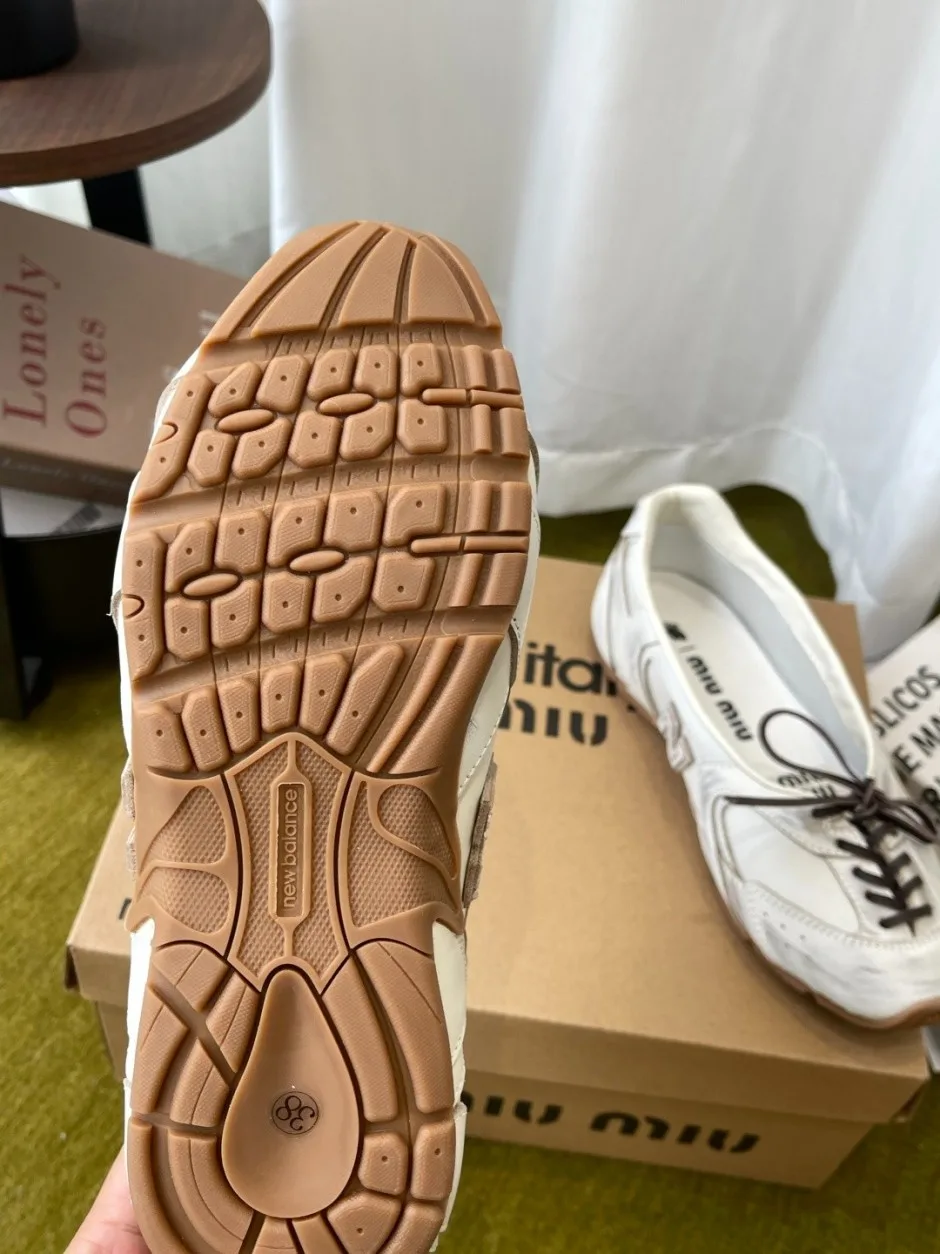 1789037624344007.webp ミュウミュウ スニーカー 偽物 MIUMIU × New Balance レザー シューズ ホワイト