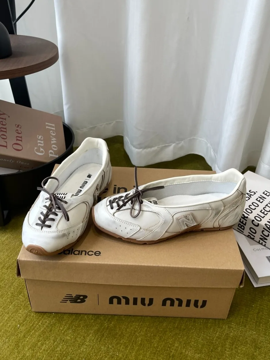 1789037628393721.webp ミュウミュウ スニーカー 偽物 MIUMIU × New Balance レザー シューズ ホワイト