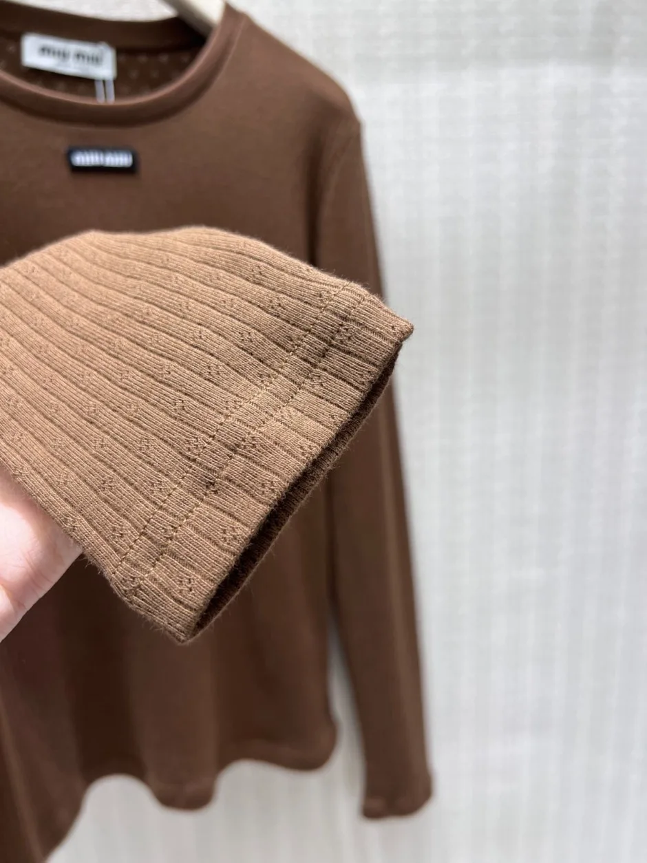 1789042848328935.webp シンプル 合わせやすい カットソー ミュウミュウ Tシャツ 偽物 コットン ブラウン