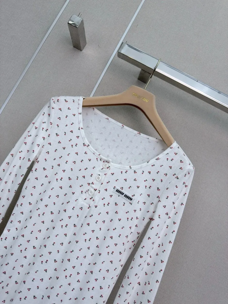 1789103291666045.webp 可愛い 総柄プリント ヘンリーネック 長袖Tシャツ ミュウミュウ Tシャツ 偽物 ホワイト