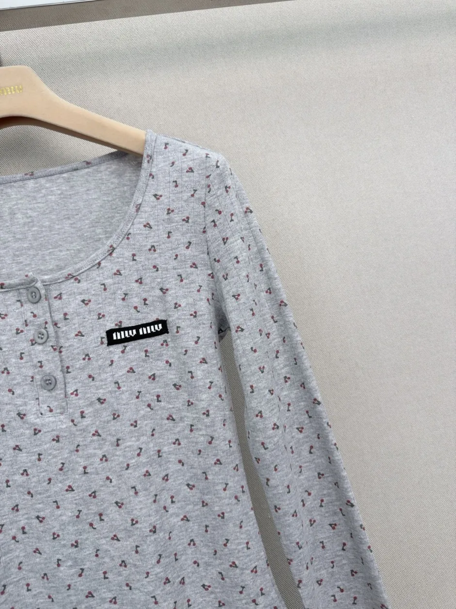 可愛い 総柄プリント ヘンリーネック 長袖Tシャツ ミュウミュウ Tシャツ 偽物 グレー
