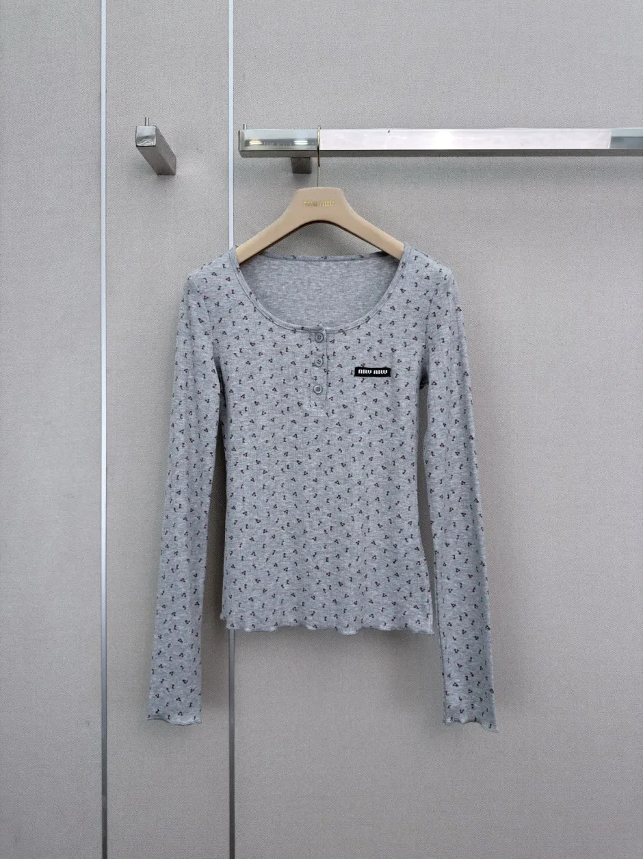 可愛い 総柄プリント ヘンリーネック 長袖Tシャツ ミュウミュウ Tシャツ 偽物 グレー