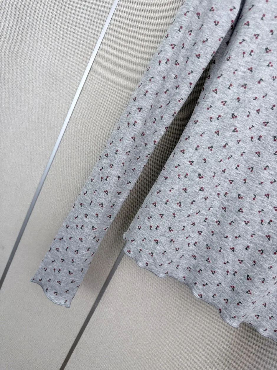 可愛い 総柄プリント ヘンリーネック 長袖Tシャツ ミュウミュウ Tシャツ 偽物 グレー