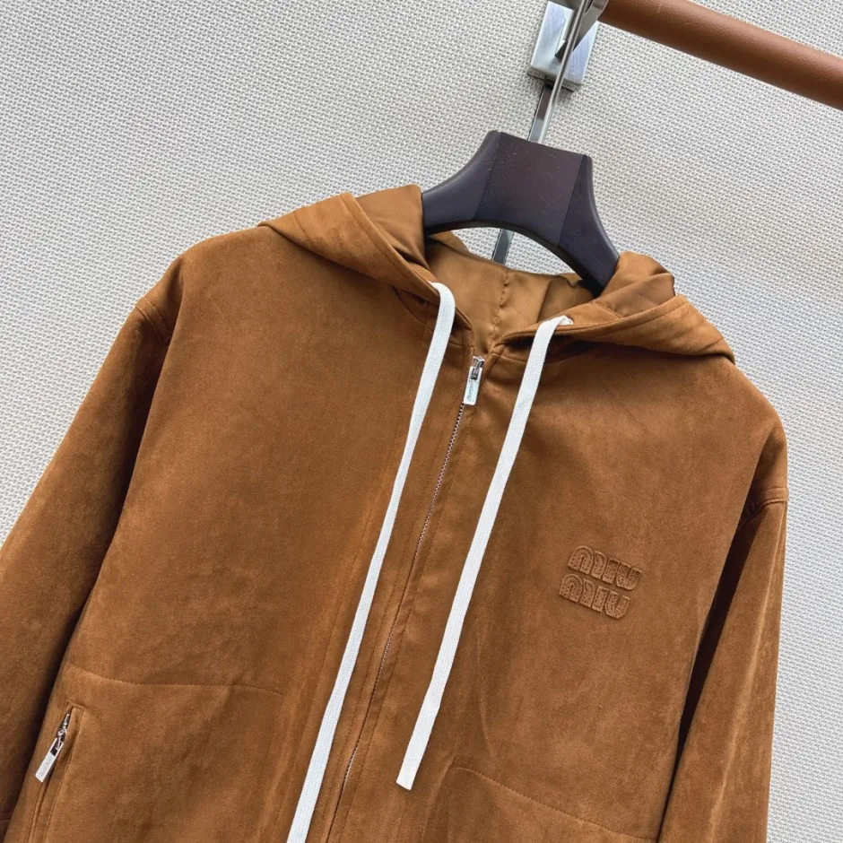 大人カジュアル スエード フーデッドブルゾン ミュウミュウ ジャケット 偽物 ブラウン