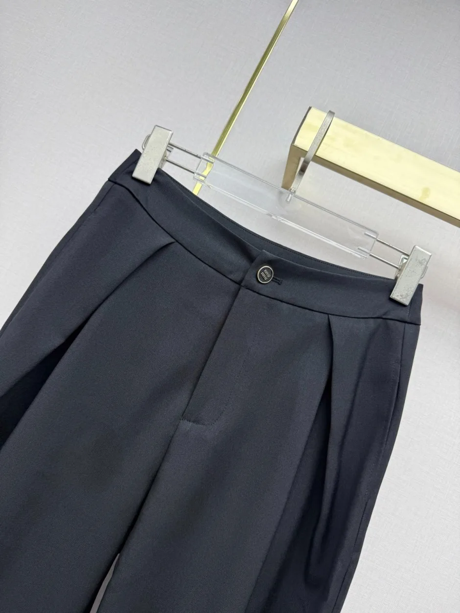 洗練された タック入り スラックス ミュウミュウ パンツ 偽物 合わせやすい ブラック