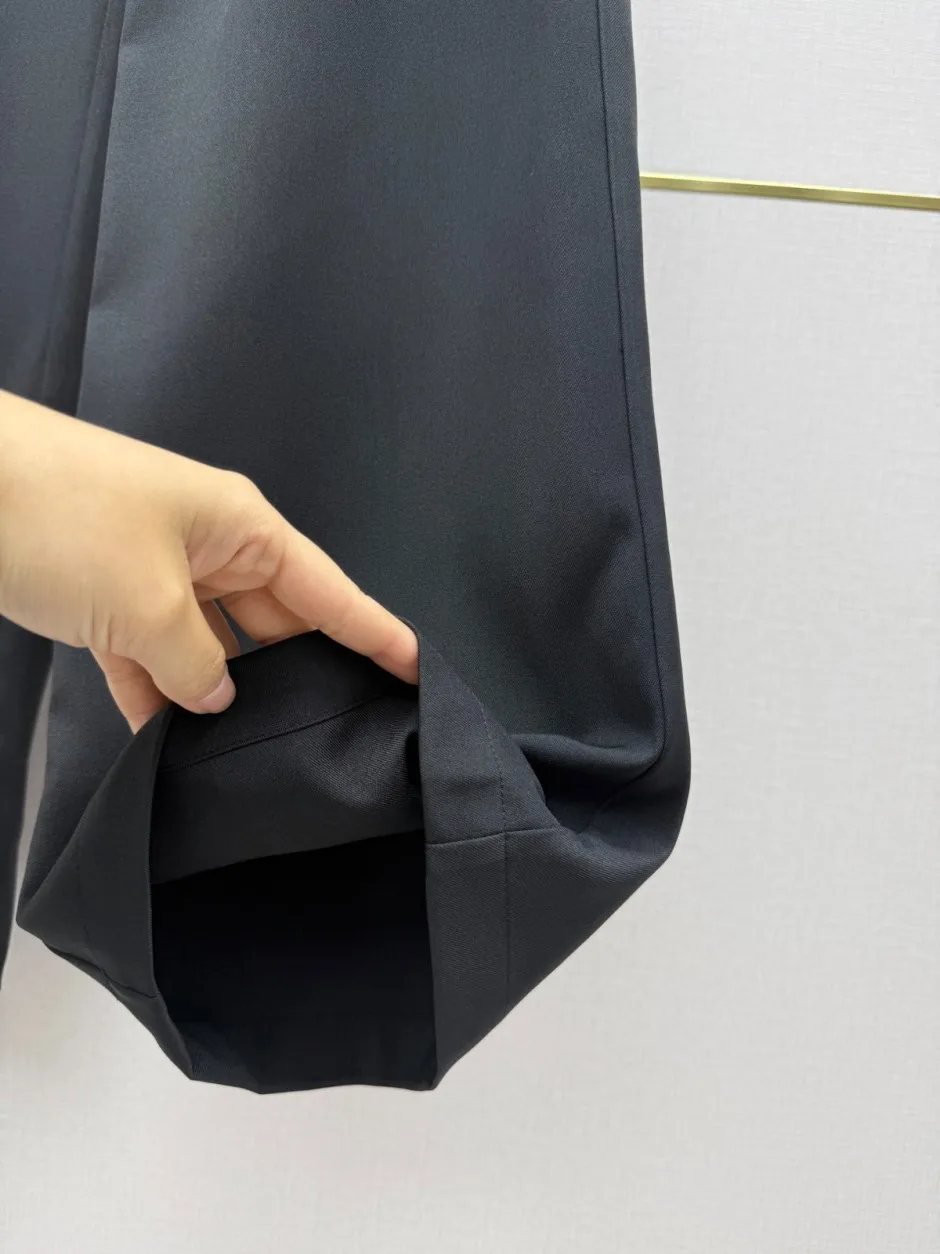 洗練された タック入り スラックス ミュウミュウ パンツ 偽物 合わせやすい ブラック
