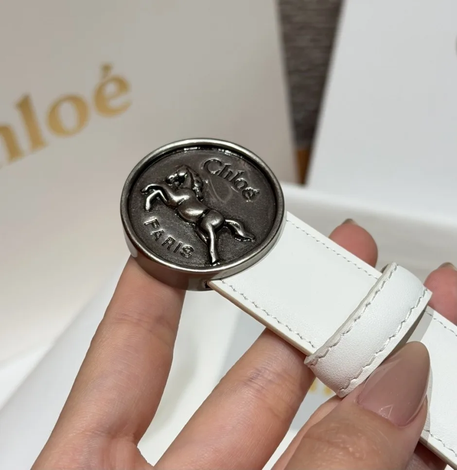 1789308717183027.webp Chloé Horse Medal ベルト クロエ スーパーコピー 合わせやすい 25mm ホワイト