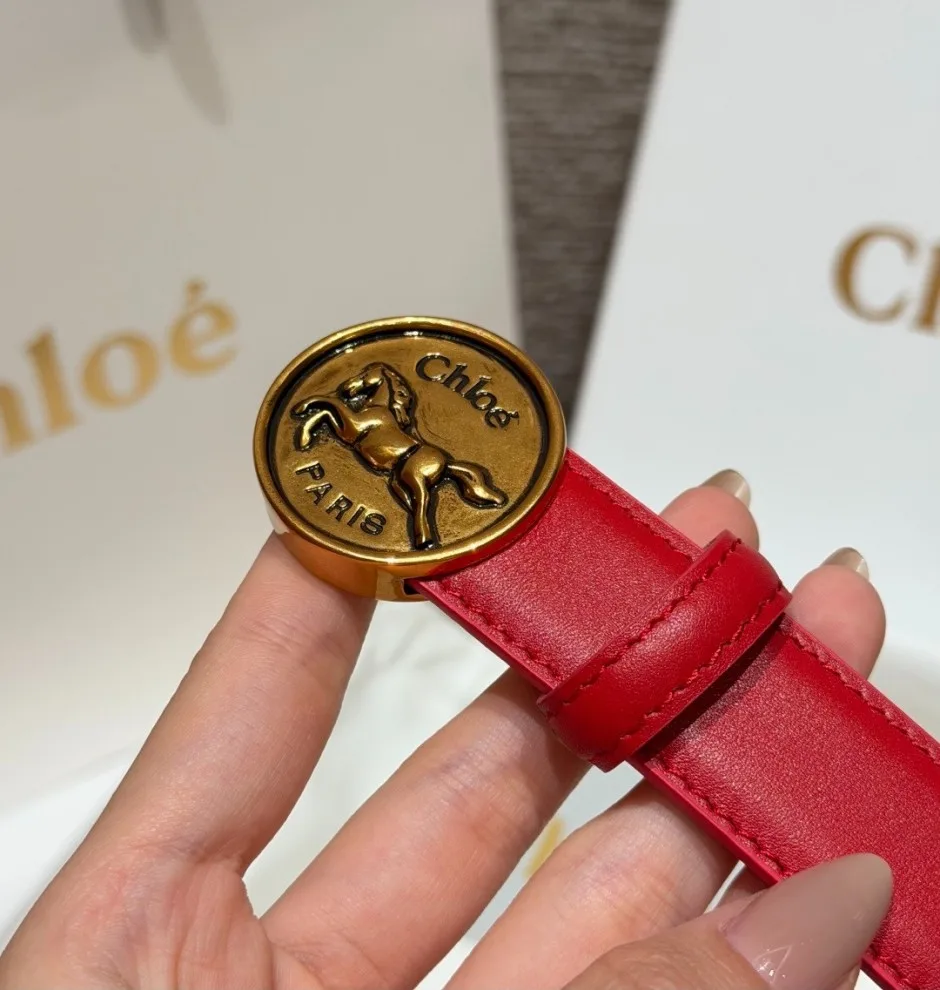 1789309008603908.webp クロエ スーパーコピー Chloé Horse Medal ベルト 合わせやすい 25mm レッド