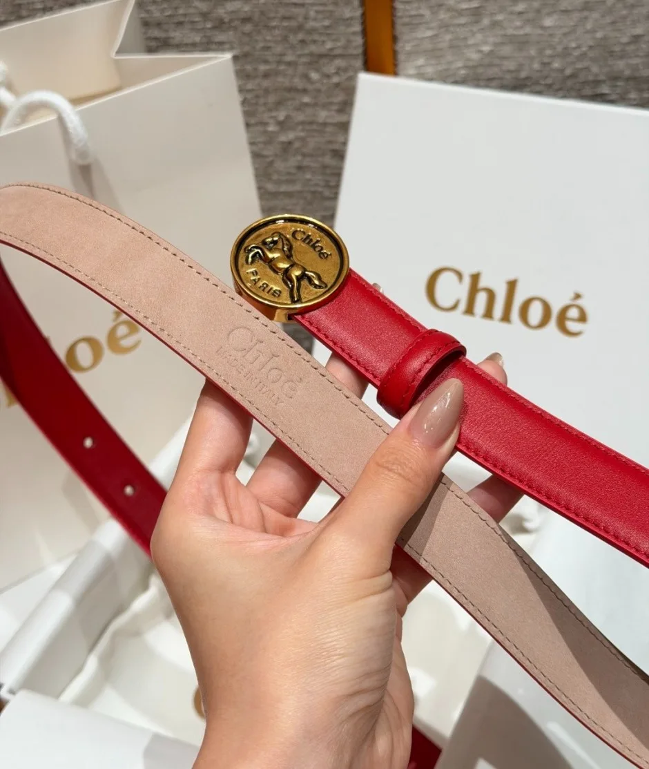 1789309009996481.webp クロエ スーパーコピー Chloé Horse Medal ベルト 合わせやすい 25mm レッド