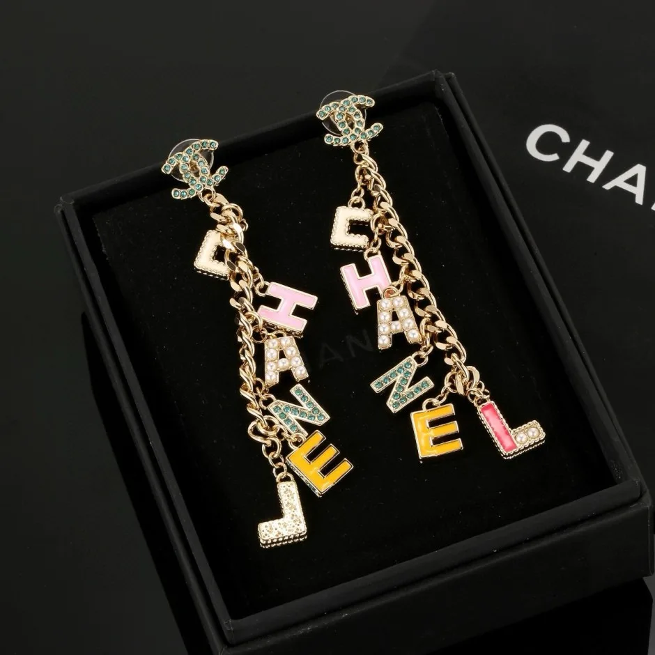 存在感抜群 ロゴチャーム チェーンピアス シャネル イヤリング 偽物 アクセサリー