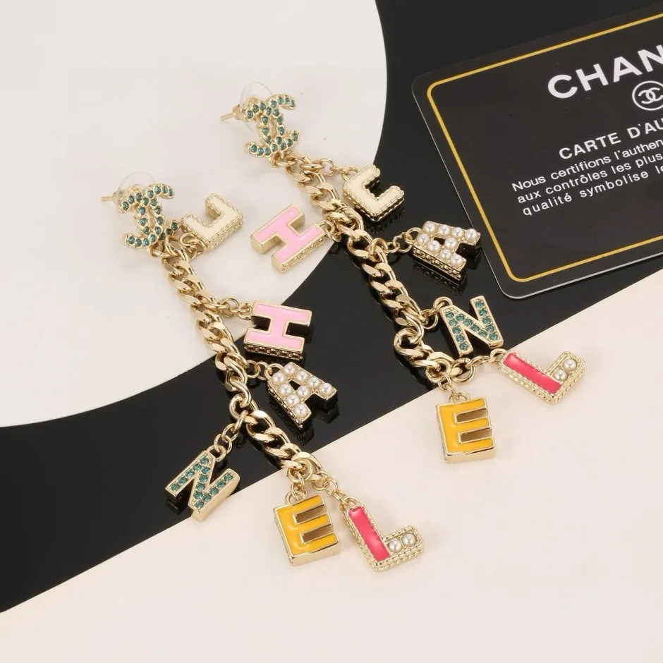 存在感抜群 ロゴチャーム チェーンピアス シャネル イヤリング 偽物 アクセサリー