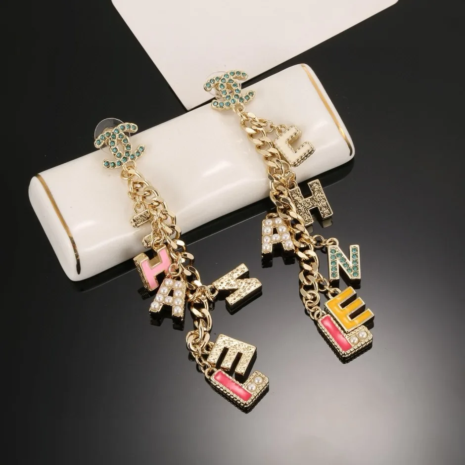 存在感抜群 ロゴチャーム チェーンピアス シャネル イヤリング 偽物 アクセサリー