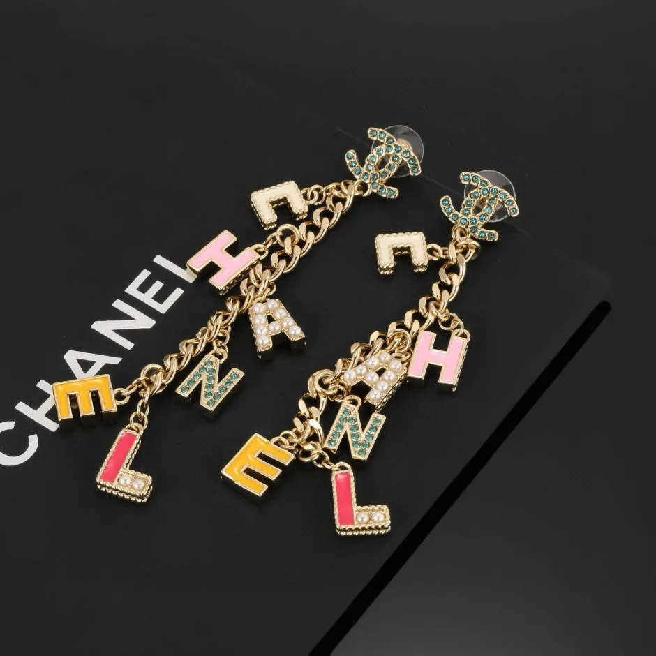 存在感抜群 ロゴチャーム チェーンピアス シャネル イヤリング 偽物 アクセサリー