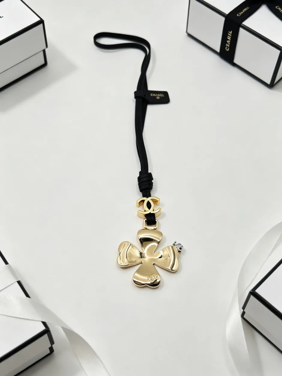 1789721073311337.webp 大人可愛い 幸運モチーフ バッグチャーム シャネル キーホルダー コピー