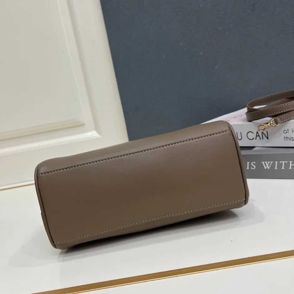 シャネル バッグ コピー 洗練された ココマーク スモール レザー ボストンバッグ ブラウン