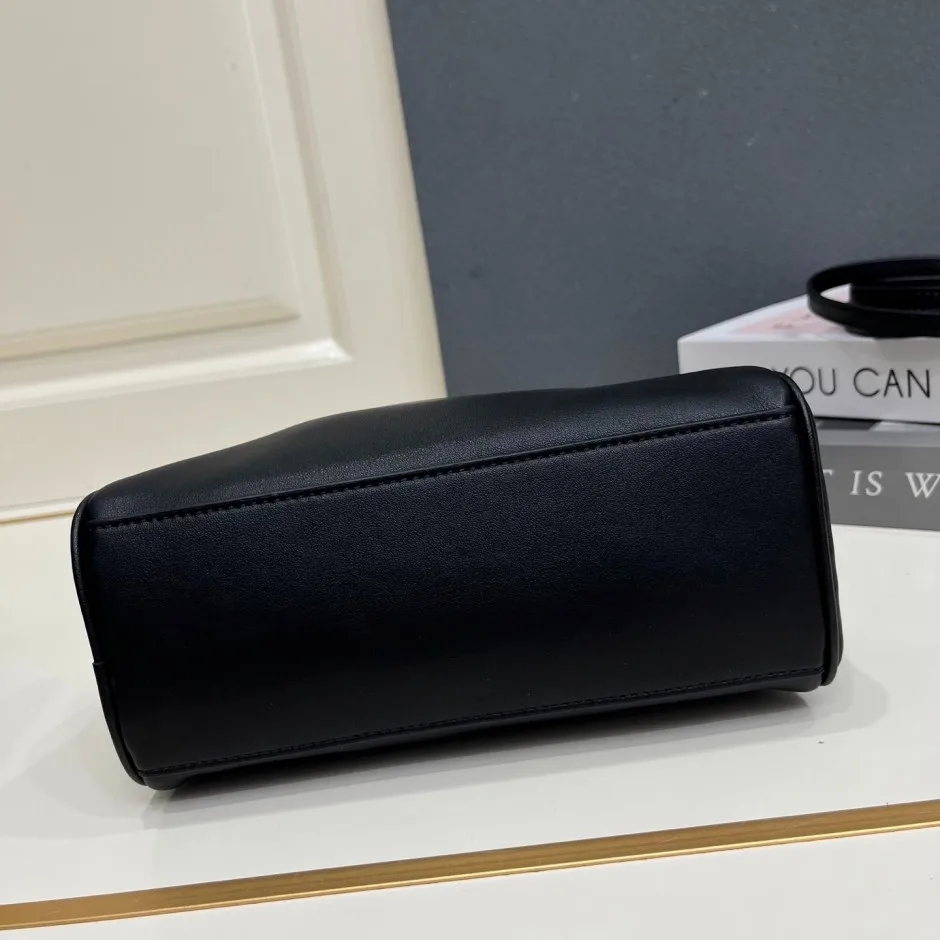シャネル バッグ コピー 洗練された ココマーク スモール レザー ボストンバッグ ブラック
