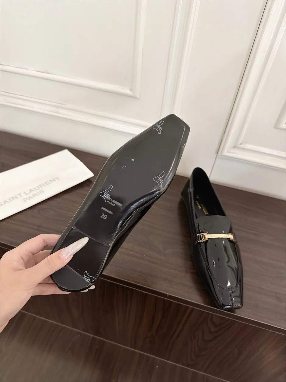 Yves Saint Laurent パテントレザー ローファー 41 洗練された パテントレザー イヴ・サンローラン シューズ スーパー